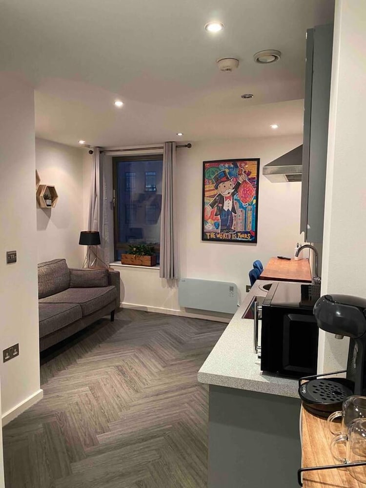 Stunning Apartment in the Heart of Leeds — photo 7