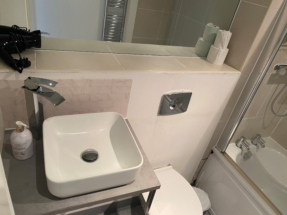 Stunning Apartment in the Heart of Leeds — photo 4